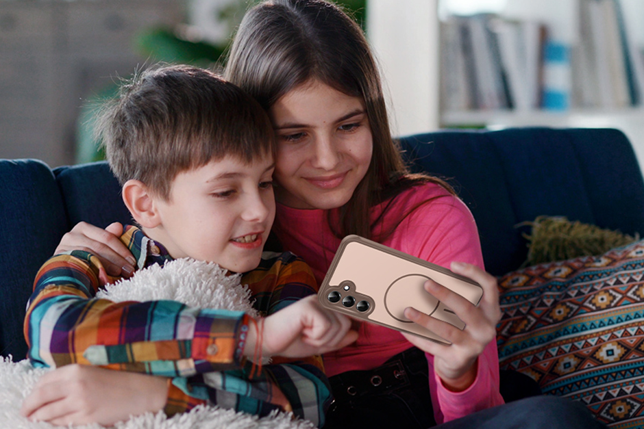 Going beyond the previous model, the newly upgraded drop-proof magnetic case